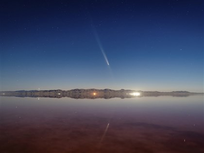 紫金山-阿特拉斯彗星8萬年一遇 「大甩尾」閃亮全球夜空【圖輯】