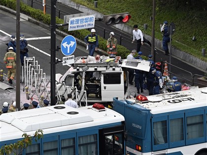 日本自民黨總部遭丟汽油彈 嫌犯駕車撞首相官邸柵欄被逮