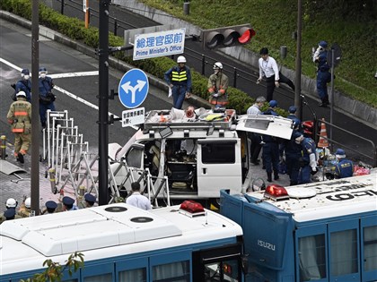 日本首相官邸前遭衝撞 犯嫌著防護服疑有備而來