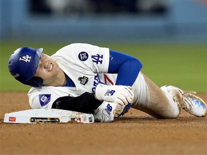 MLB世界大賽G2大谷翔平盜壘失敗倒地 疑似傷到肩膀[影]