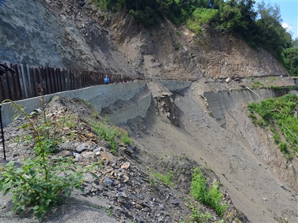南投力行產業道路龜裂釀自撞 遊客控修繕不力獲國賠13.3萬元