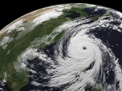 颱風康芮還在長胖 全台納陸警範圍提早至下半天