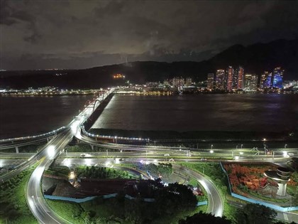 颱風康芮襲台 關渡大橋景觀燈管線槽鬆脫道路封閉