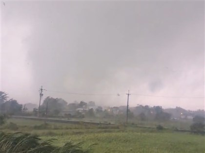 颱風來襲秀林鄉疑現龍捲風 花蓮氣象站改口：不排除[影]