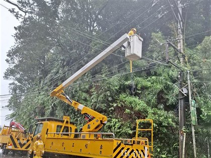 颱風來襲13萬戶停電待搶修 經部：入夜風雨仍大請給台電一點時間