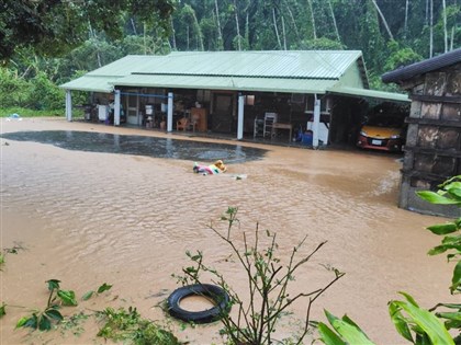 颱風康芮挾強風豪雨撲台 花蓮泥流狂瀉、新北板橋慈惠宮牌樓倒塌【圖輯】