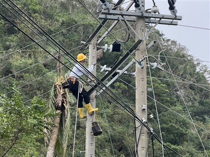 颱風康芮致全台8.9萬戶仍停電 台電持續搶修