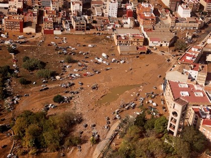 西班牙洪災增至158死 救難人員持續尋找生還者[影]