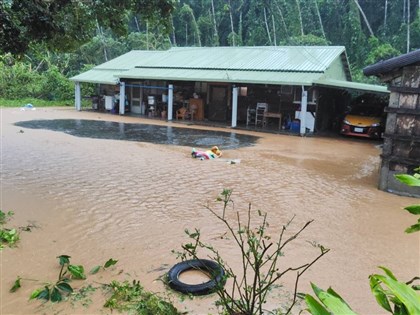 早安世界》颱風康芮強風豪雨速穿台各地傳災情 多縣市今恢復上班課