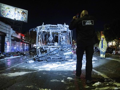 洛杉磯市慶祝道奇封王 出現脫序場面公車遭燒毀