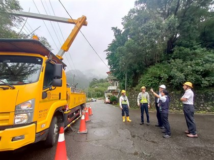 新北1600戶仍停電 台電調人力搶修：同仁比用戶急