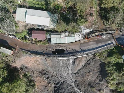 颱風釀災中橫公路83公里處掏空現大天坑 工務段搶修禁行