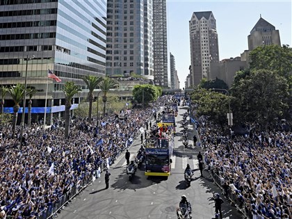 道奇睽違36年封王遊行湧逾20萬人壯觀藍海 大谷翔平親吻愛犬【圖輯】