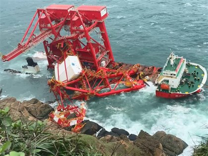 貨輪擱淺野柳浪大無法抽油 尋找適合船舶支援