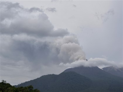 印尼佛羅雷斯島火山深夜噴發釀9死 當局撤離附近村莊