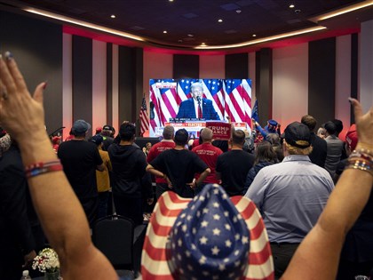 美國總統大選開票兩樣情 川普支持者歡欣、賀錦麗陣營低迷【圖輯】