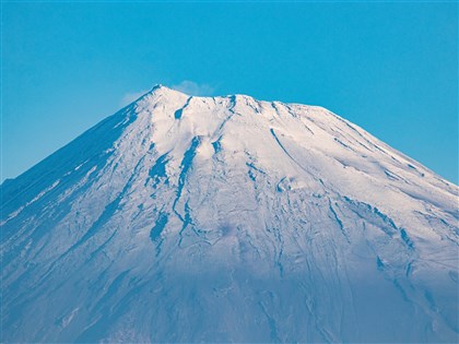 日本富士山終於降雪 創歷來最長無雪期紀錄