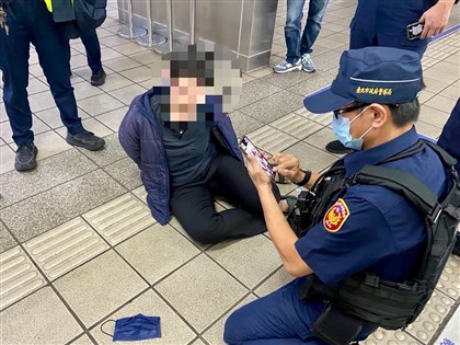 北捷新埔站女持美工刀攻擊旅客 2人受傷送醫