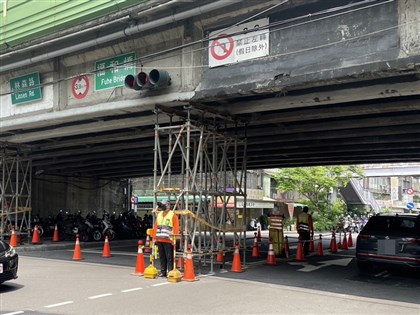 新北福和橋又被超高車輛撞 初判撞施工橫梁將派技師檢查