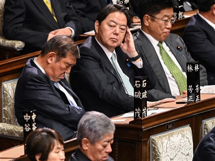 日本首相指名選舉 石破茂被鏡頭拍到低頭爆睡