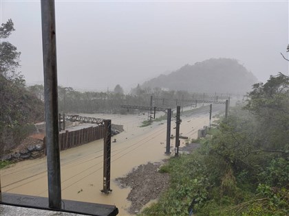 宜蘭豪雨台鐵路段淹水 新馬與蘇澳新站間不通