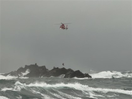 基隆嶼釣客落海6人獲救1人疑無意識待援 另8人困礁石空勤馳援