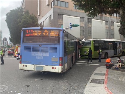 北市2公車碰撞計程車14乘客傷 行人捲車底傷重不治【更新】