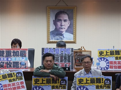 立院排審選罷法 民進黨團4時30分甲動搶占主席台