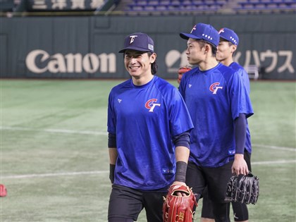 12強陳傑憲遭觸身球砸到腳 有瘀腫狀況退場休息