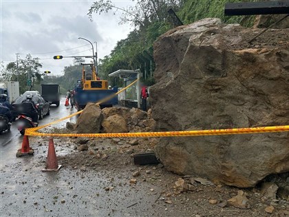 汐止康寧街土石崩落巨岩險砸公車亭 新北市府估下午完成搶災