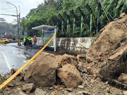 新北汐止康寧街885巷土石崩落 交管維持雙向通車