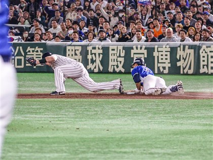 12強冠軍戰潘傑楷奮力撲壘 左手小拇指脫臼送醫治療