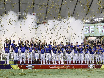 顧立雄：台灣棒球創造歷史一刻 F-16V伴飛放熱焰彈