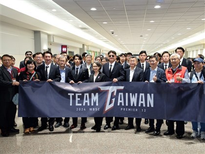 棒球12強台灣隊奪冠返國 F-16V伴飛、桃園機場水門禮迎接[影]