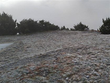 鋒面通過玉山氣象站結霜 吳德榮：28日起本島平地最低溫探10度