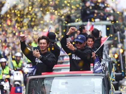 棒球12強台灣隊英雄遊行 球迷預祝曾豪駒生日快樂