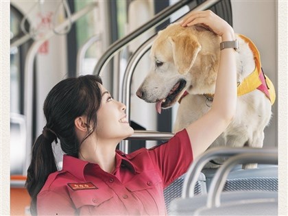 記錄搜救犬萌樣 高市2025消防月曆登場