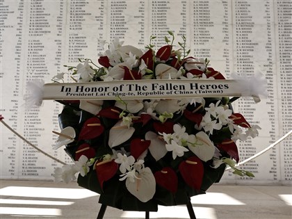 賴清德訪亞利桑那號戰艦紀念館 致敬花圈署名「中華民國台灣總統」