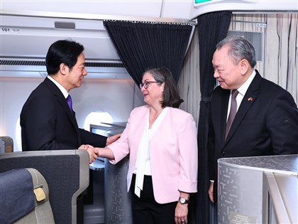 賴總統抵夏威夷過境 AIT執行理事藍鶯登機接機