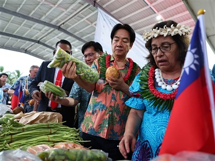 賴總統視察馬紹爾農產市集 團長分享台灣經驗連結國際