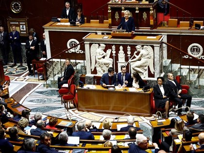 法國通過不信任動議政經動盪 BBC：全歐恐跟著打哆嗦