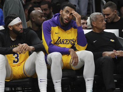 NBA湖人兩戰共輸70分 教頭擬與部分球員單獨面談