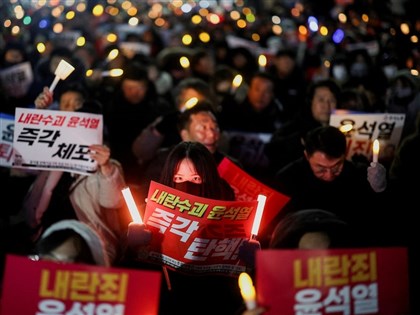 韓國各地民眾舉行燭光集會 要求尹錫悅下台