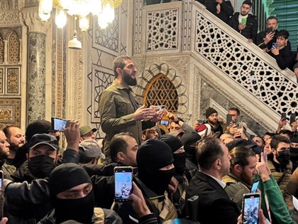 敘利亞反抗軍領袖赴大馬士革大清真寺 宣稱歷史性勝利群眾歡呼