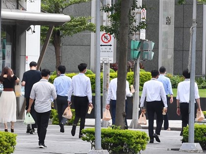 薪資成長戰勝通膨 前10月實質總薪資年增1.82%