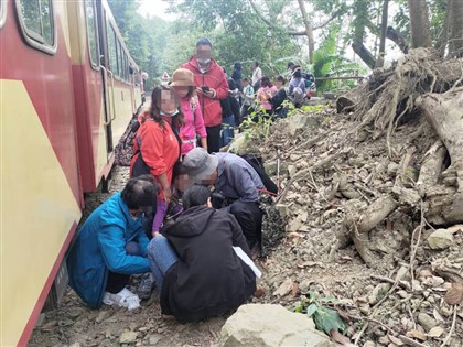 旅行社帶團走阿里山鐵軌 交長陳世凱：可罰5萬元
