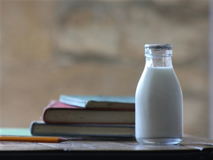 班班有鮮乳政策意見分歧 政院：下學期起停辦