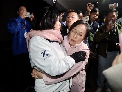 力阻選罷法三讀 綠委晚間破門攻入立院議場占據主席台