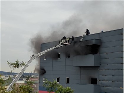 台中全聯倉儲大火1死2命危 廠區堆放保麗龍板火勢延燒快