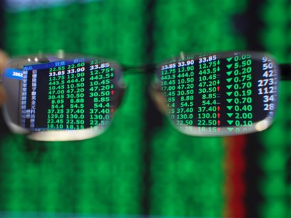 富時指數調整生效 台股下跌422點失守半年線